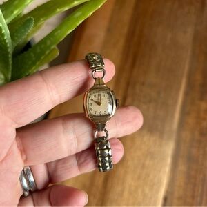 Elegant Petite Gold Women's Waltham Manual Watch (extra small)